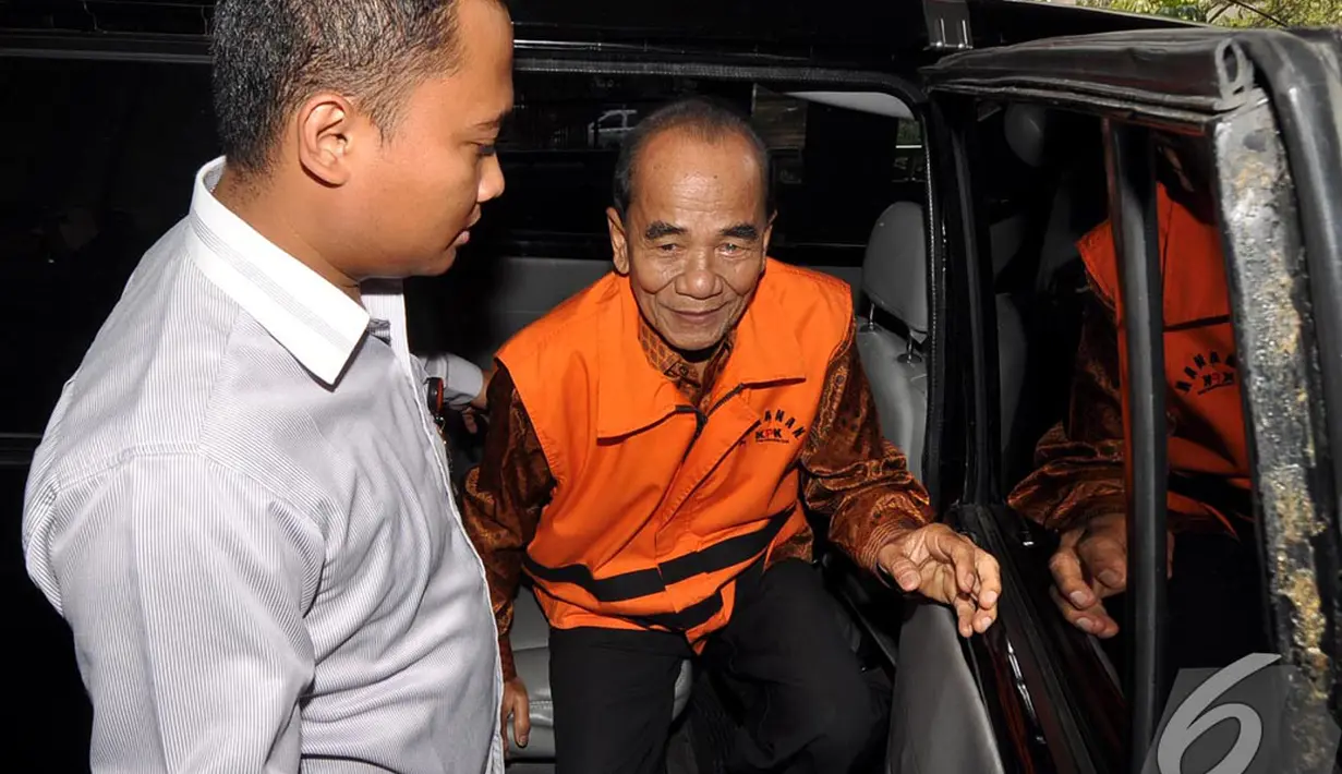 Gubernur Riau non aktif Annas Maamun memenuhi panggilan KPK, Jakarta, Selasa (4/11/2014). (Liputan6.com/Miftahul Hayat)