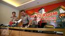 Kapolri Badroidin Haiti (tengah) usai  memberikan keterangan pers di Gedung Divhumas Mabes Polri, Jakarta, Sabtu (16/1/2016). Kapolri memberikan keterangan terkait Teroris Bom Jakarta beberapa hari lalu. (Liputan6.com/Faizal Fanani)