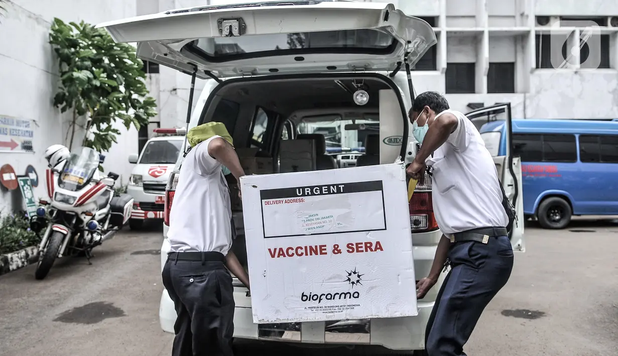 Aktivitas bongkar muat dus berisi vaksin COVID-19 produksi Sinovac saat pendistribusian ke puskesmas di Gedung Dinas Kesehatan DKI Jakarta, Rabu (13/1/2021). Pendistribusian vaksin COVID-19 dilakukan jelang penyuntikan yang akan diprioritaskan untuk tenaga kesehatan. (merdeka.com/Iqbal S. Nugroho)
