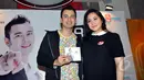 Raffi Ahmad dan Nagita Slavina memperlihatkan album bertajuk Kamulah Takdirku, Kemang, Jakarta, Senin (4/5/2015). Diakui Raffi, album tersebut menggambarkan perjalanan cintanya dengan Nagita Slavina (Liputan6.com/Panji Diksana)
