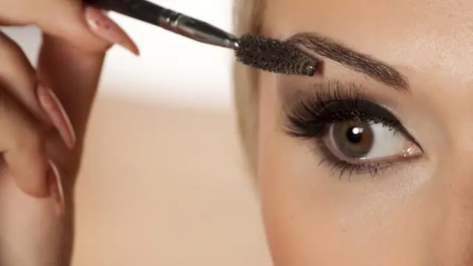 Meski Ngantuk, Wanita ini Dapat Memulaskan Makeup dengan Sempurna