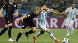 Gelandang Argentina, Eduardo Salvio, berusaha melewati bek Kroasia, Ivan Strinic, pada laga grup D Piala Dunia di Stadion Nizhny Novgorod, Nizhny, Kamis (21/3/2018). Kroasia menang 3-0 atas Argentina. (AP/Ricardo Mazalan)