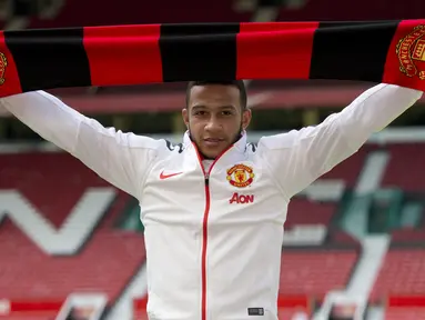 Memphis Depay didatangkan dari PSV Eindhoven pada musim 2015/16 setelah mencatat 50 gol dan 29 assist dari 124 pertandingan di semua kompetisi. Namun ia hanya bertahan satu setengah musim bersama Setan Merah setelah menyumbang tujuh gol dan enam assist dari 53 laga di semua kompetisi. (AFP/Oli Scarff)