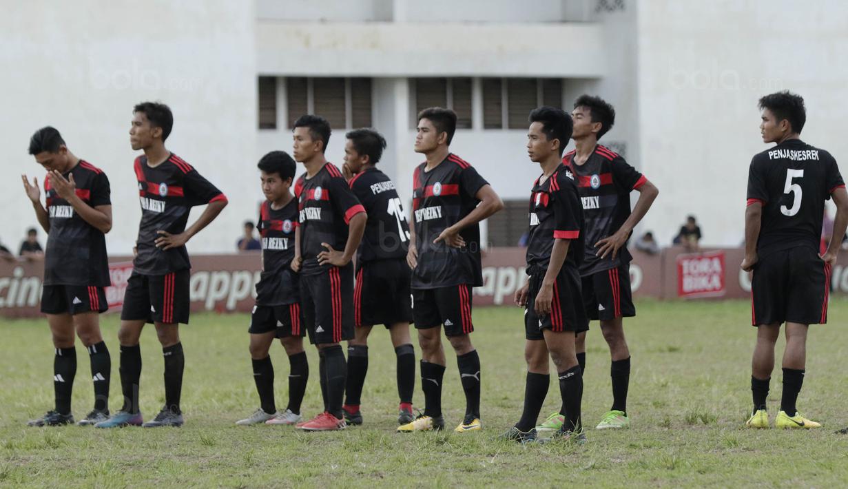 Pemain STKIP Mega Resky tampak tegang saat adu penalti melawan STIMED Nusa Palapa pada final Torabika Campus Cup 2017 di Stadion UNM, Makassar, Kamis, (19/10/2017). STIMED Nusa Palapa menang adu penalti atas STKIP Mega Resky. (Bola.com/M Iqbal Ichsan)