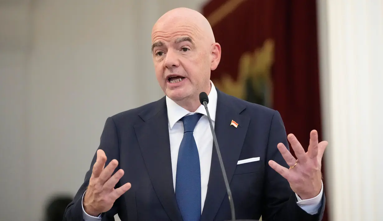 <p>Presiden Induk Asosiasi Sepakbola Dunia (FIFA), Gianni Infantino, memberikan keterangan bersama usai bertemu Presiden Joko Widodo di Istana Negara, Jakarta, Selasa (18/10/2022). pemerintah dan FIFA sepakat melakukan tranformasi sepakbola Indonesia secara menyeluruh. Jokowi menekankan pemerintah ingin memastikan pertandingan sepakbola Indonesia kedepannya sesuai standar keamanan FIFA. (AP Photo/Achmad Ibrahim)</p>