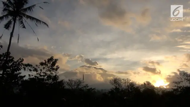Gunung Agung kembali mengalami erupsi. Sebagian warga melihat cahaya terang ada di kawah Gunung Agung ketika erupsi terjadi. Apa arti cahaya putih tersebut?