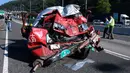 Taksi yang hancur terlihat setelah tabrakan dengan bus di Hong Kong (30/11). Lima orang tewas dan 32 luka-luka setelah akibat kecelakaan tersebut. (AFP Photo/Anthony Wallace)
