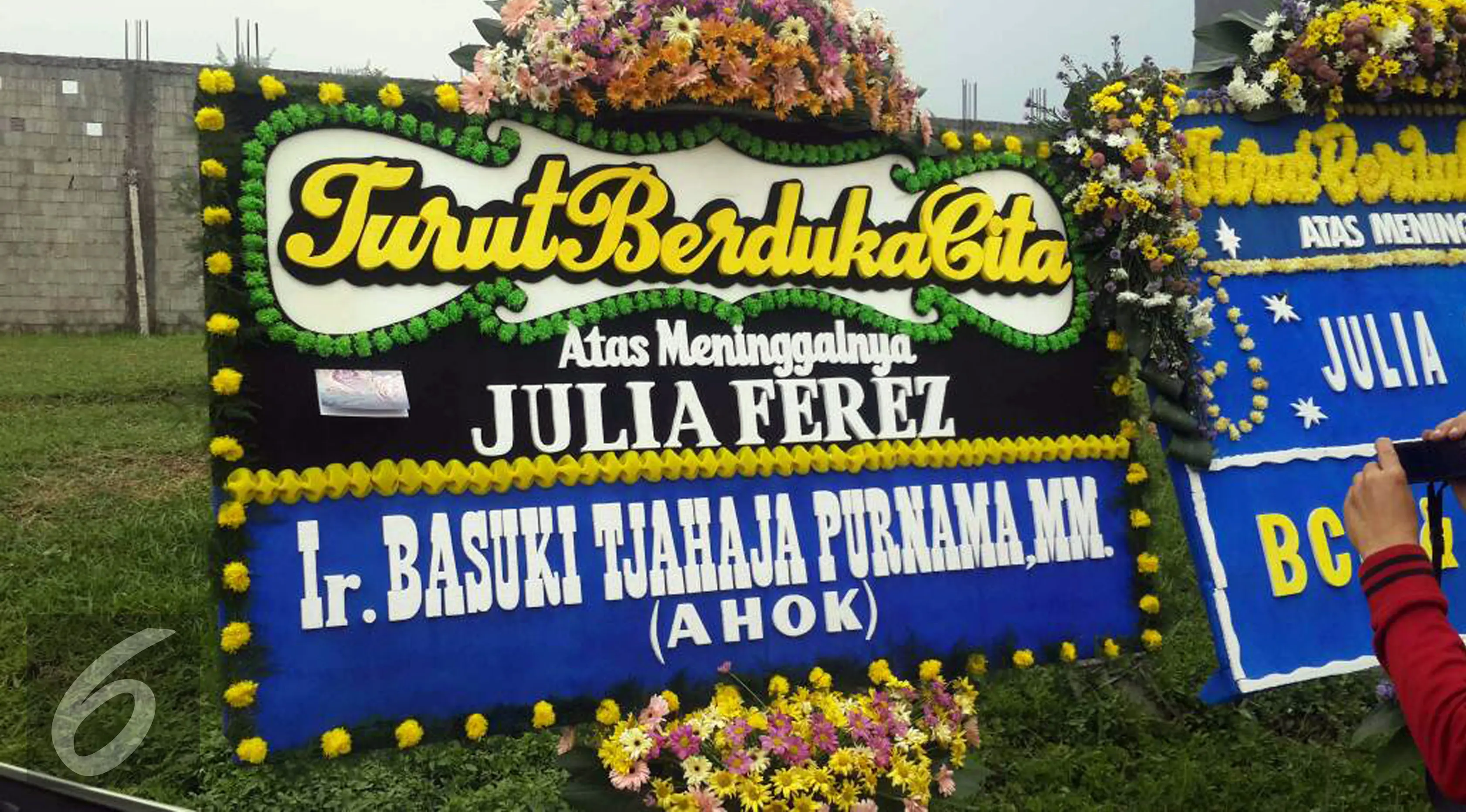 Karangan bunga ungkapan duka cita dari Basuki Tjahaja Purnama alias Ahok untuk Julia Perez alias Jupe. (Sapto Purnomo/Liputan6.com)