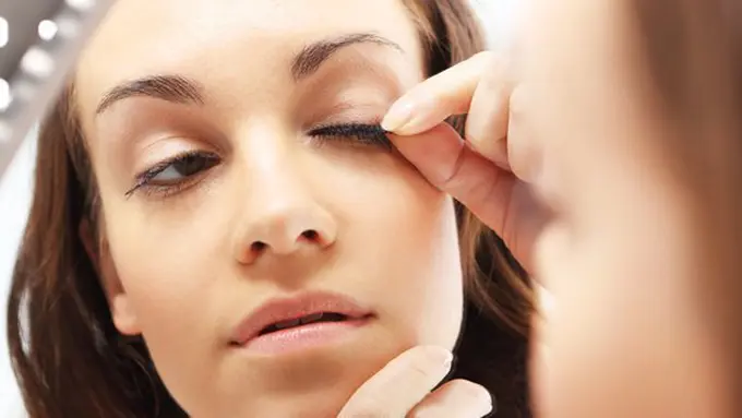 Eyelashes extension sedang jadi tren/copyright: thinkstockphotos.com