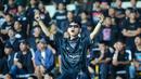 Suporter Persijap Jepara bernyanyi saat pertandingan uji coba melawan Persipura Jayapura di Stadion Gelora Bumi Kartini (GBK) Jepara, Sabtu (26/7/2025). (Bola.com/M. Iqbal Ichsan)