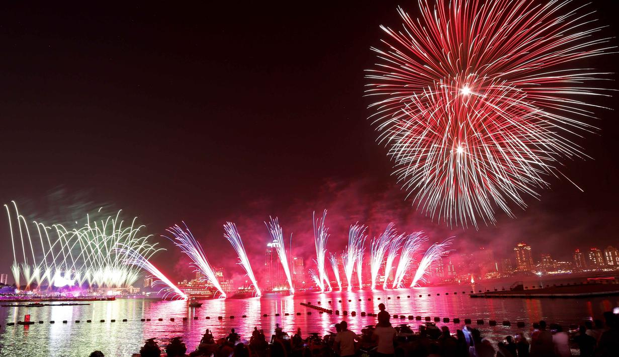 Pertunjukan kembang api terlihat di atas kompleks kebudayaan Katara selama perayaan untuk menandai dimulainya Idul Adha, Hari Raya Kurban, di Doha, Qatar, pada Rabu 27 Mei 2026. (Karim JAAFAR/AFP)