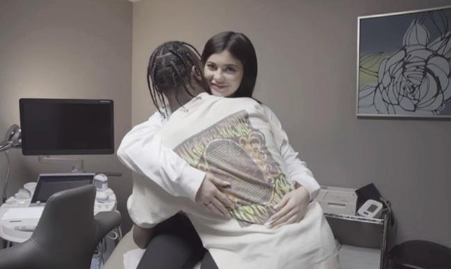 Selama masa kehamilannya, Kylie Jenner selalu ditemani dan didukung oleh sang kekasih, Travis Scott. Mereka kerap pergi bersama untuk memeriksakan kandungan Kylie/© Youtube/Kylie Jenner/tmd