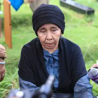 Meninggalnya Shinta Muin mengejutkan banyak rekannya. Termasuk artis senior Aty Cancer, sahabatnya dalam sinetron Mak Ijah. Ia terkejut meninggalnya secara mendadak tidak terdengar sakitnya. (Adrian Putra/Bintang.com)