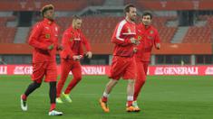 Pemain Timnas Austria, David Alaba (kiri) yang bermain di Bayern Munchen dan Christian Fuchs (kanan) yang membela Leicester City, melakukan latihan jelang lawan Albania di Stadion Ernst Happel, Minggu (27/3/2016) dini hari WIB. (Bola.com/Reza Khomaini)