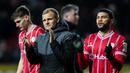 Pealtih kepala Bristol City, Liam Manning (tengah) bersama sejumlah pemain memberikan tepuk tangan di akhir laga putaran ketiga Piala FA 2023/2024 melawan West Ham United di Ashton Gate Stadium, Bristol, Inggris, Rabu (17/01/2024) WIB. (AFP/Adrian Dennis)