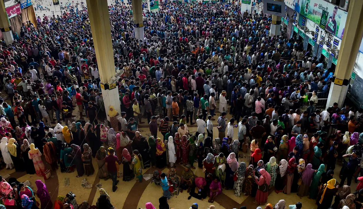 Antrean warga Bangladesh untuk mendapatkan tiket mudik Lebaran api di sebuah stasiun di Dhaka, Bangladesh, Selasa (13/6). Stasiun kereta di Bangladesh kini diserbu para calon pemudik. (AFP/ MUNIR UZ ZAMAN)