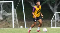 Asraq Gufron menjadi pemain pinjaman Arema FC teranyar Persikab Bandung di Pegadaian Liga 2. (Bola.com/Iwan Setiawan)