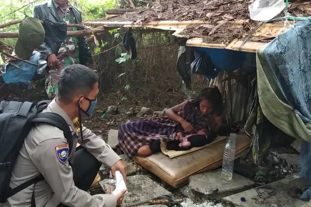 Aksi heroik Serda Deni dan Bripka Haris tunawisma melahirkan. (Ady Anugrahadi/Liputan6.com)