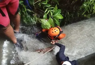 Evakuasi bule wanita korban banjir di Badung. (Antara)