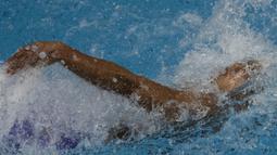 Perenang Indonesia, Siman Sudartawa, meraih emas nomor 50 meter gaya punggung pada SEA Games di National Aquatic, Kuala Lumpur, Senin (21/8/2017). Siman memecahkan rekor SEA Games dengan waktu 25,20 detik. (Bola.com/Vitalis Yogi Trisna)