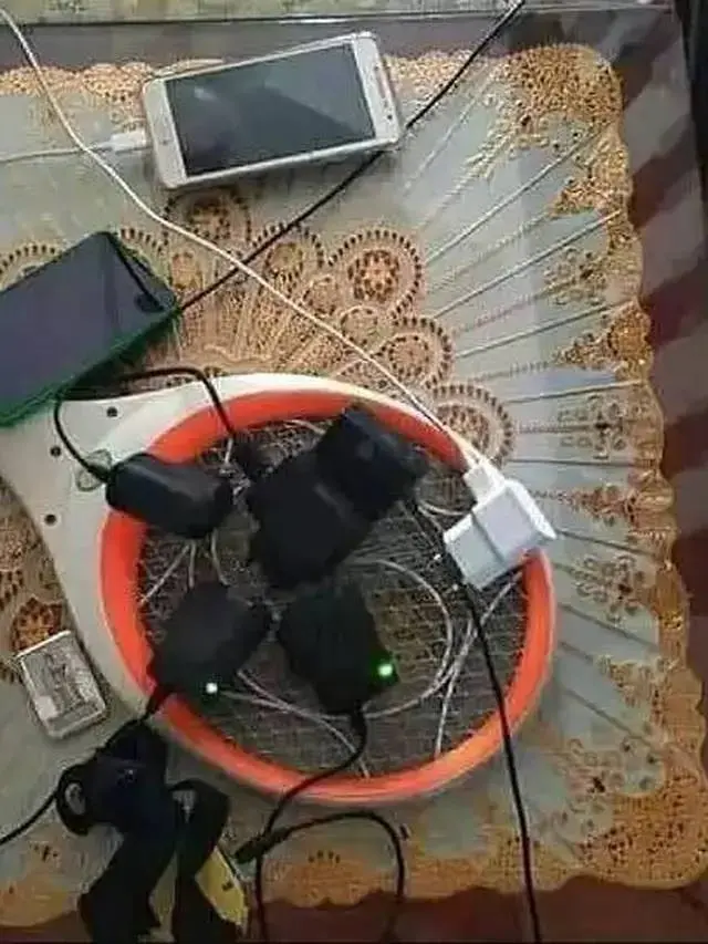 10 Potret Cara Absurd Orang Ngecas Hp, Perjuangannya Berat Banget