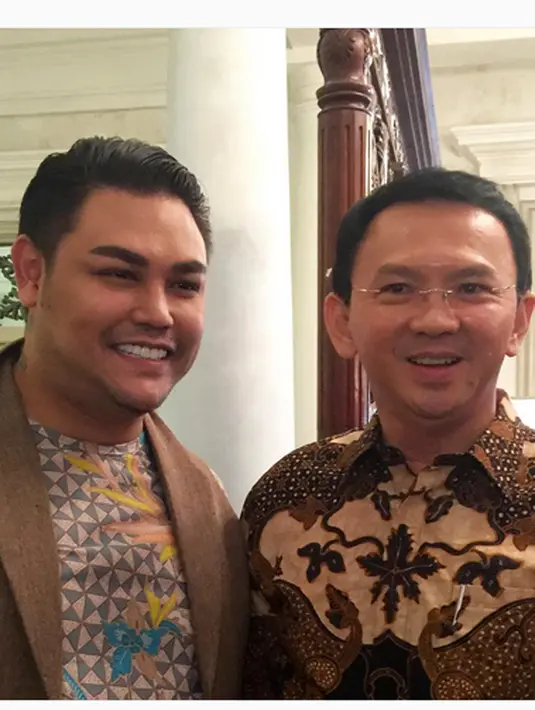 Ivan Gunawan usai preview Jakarta Fashion & Food Festival, di Balai Kota, Jakarta, Rabu (13/4) mengaku makin cinta dengan Ahok. Bahkan ia mengaku, kalau Ahok tidak menjadi calonnya, ia mengaku golput. (Bintang.com/Instagram)