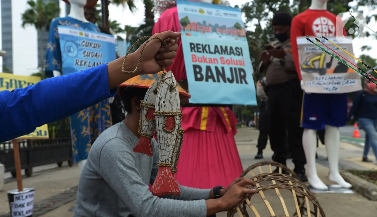 Aktivis dari Koalisi Rakyat untuk Keadilan Perikanan (KIARA) melakukan unjuk rasa di depan Balai Kota DKI Jakarta, Rabu (15/7/2020). Mereka menolak reklamasi Ancol dengan menuntut Gubernur DKI Jakarta segera mencabut Kepgub Nomor 237 Tahun 2020. (merdeka.com/Imam Buhori)