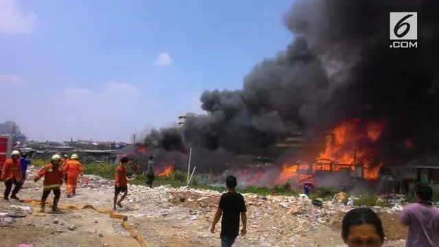 Api melahap permukiman warga di Jalan RE Martadinata, Jakarta Utara, di belakang Hotel Alexis.