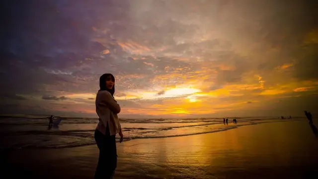 5 Gaya Santai Happy Asmara saat Lepas Penat di Pantai, Tetap Kece