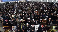 Sejumlah umat muslim Australia melakukan salat Idul Fitri di masjid Lekamba di bagian barat Sydney (25/6). Sejumlah negara menetapkan 1 Syawal 1438 H pada Minggu (25/6) setelah menunaikan 29 hari ibadah puasa. (AFP Photo/Saeed Khan)