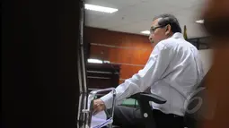 Direktur PT Media Karya Sentosa Antonio Bambang Djatmiko menjalani sidang lanjutan di Pengadilan Tipikor, Jakarta, Senin (6/4/2015). Terdakwa suap mantan Bupati Bangkalan Fuad Amin itu dituntut pidana penjara tiga tahun. (Liputan6.com/Herman Zakharia)
