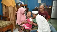 Suci Galih Andayani (9) tiba-tiba menebar tawa saat calon Wakil Gubernur Jawa Barat Dedi Mulyadi menjenguknya. (Liputan6.com/Abramena)