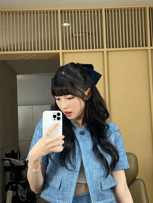 Arin melakukan mirror selfie dengan iPhone 14 Pro-nya. Dia mengenakan blouse berwarna biru. Yang bikin wajahnya jadi mirip dengan Suzy sepertinya dalah tatanan rambutnya. (Foto: Instagram/ ye._.vely618)