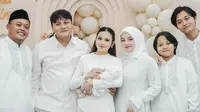 Potret Putri Delina di Momen Aqiqah Anak Mahalini dan Rizky Febian. (instagram/putridelinaa)
