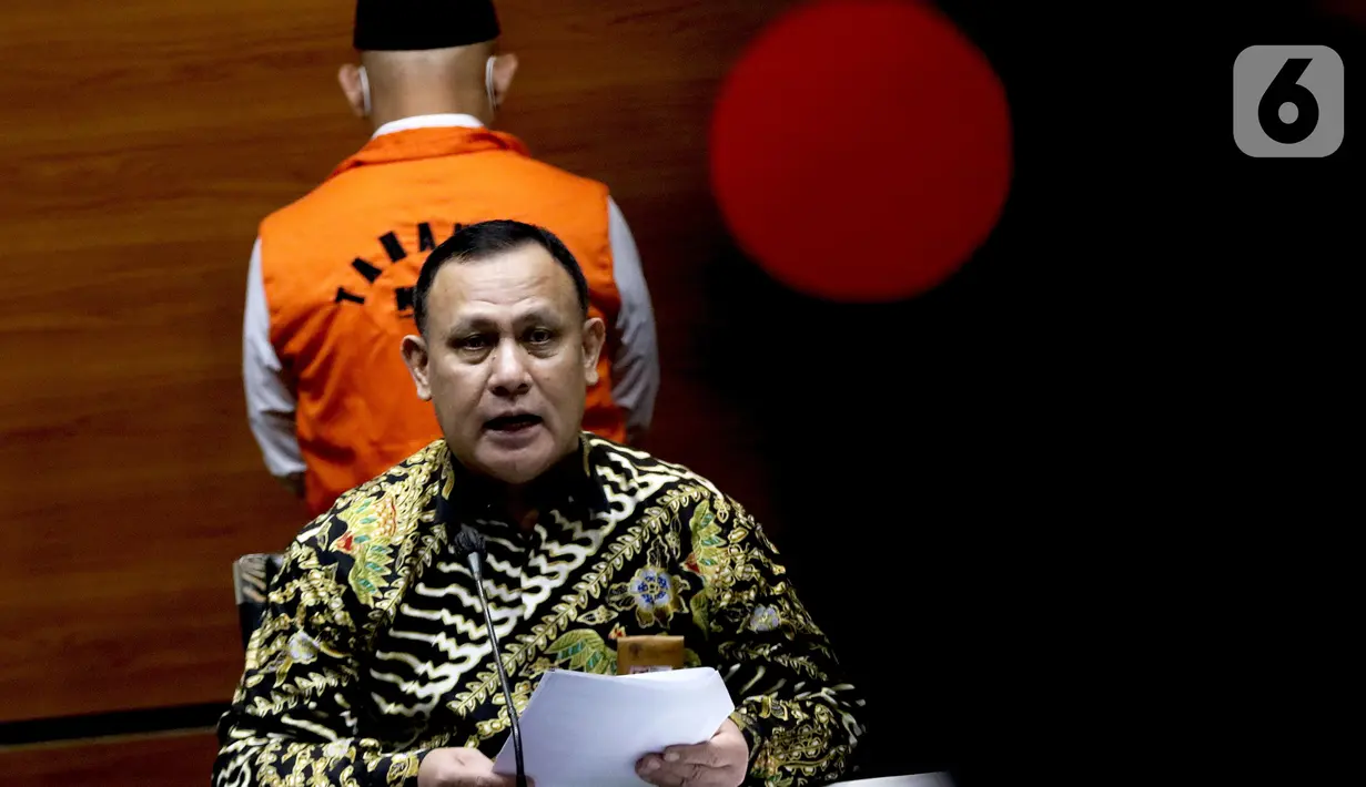 Ketua KPK, Firli Bahuri saat membacakan rilis penetapan dan penahanan tersangka suap dan gratifikasi pengadaan barang dan jasa di Kab Hulu Sungai Utara (HSU) 2021-2022, Gedung KPK, Jakarta, Kamis (18/11/2021). KPK menahan Bupati HSU, Abdul Wahid sebagai tersangka. (Liputan6.com/Helmi Fithriansyah)