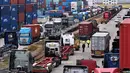 Truk diparkir di samping peti kemas di Inland Container Depot di Uiwang, Korea Selatan, Senin (28/11/2022). Pemogokan ini terjadi atas masalah tarif angkutan merugikan ekonomi yang sudah lemah. (Kim Jong-taek/Newsis via AP)