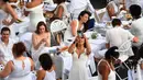 Sejumlah orang berpakaian serba putih menghadiri Diner en blanc (Dinner in White) di alun-alun Lincoln Center, New York, Selasa (22/8). Tahun 2015, sekitar 70 kota di lebih dari 35 negara telah atau akan mengadakan Diner en blanc. (TIMOTHY A. CLARY/AFP)