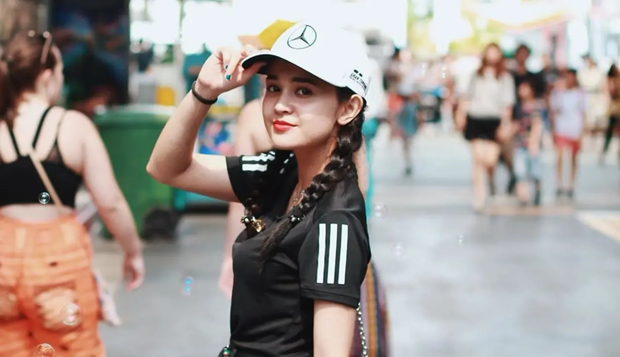 Salah satu model topi favorit bagi wanita kelahiran Medan ini ialah topi baseball. Gaya sporty dengan nuansa monokrom ala Michelle membuat ia terlihat lebih edgy. (Liputan6.com/IG/@michelleziu)