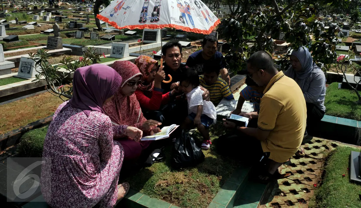 TPU Karet Bivak ramai dikunjungi para peziarah, Jakarta, Sabtu (18/7/2015). Ziarah kubur usai Lebaran telah menjadi tradisi di beberapa daerah di Indonesia. (Liputan6.com/Johan Tallo) 