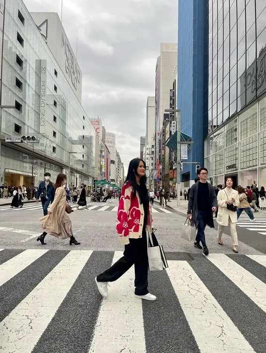 Cardigan bermotif warna merah jadi padanan sempurna dengan inner dan long pants serba hitam. [Foto: IG/
donnaharunofficial].