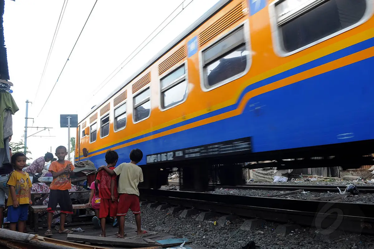 Potret Kehidupan di Pinggir Rel Kereta Api