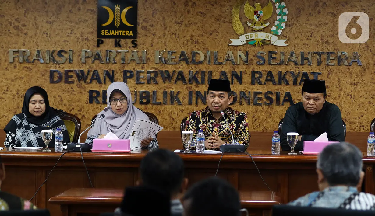 Wakil Ketua MPR periode 2019-2024, Hidayat Nur Wahid didampingi Ketua Fraksi PKS Jazuli Juwaini (kedua kanan) memberikan keterangan pers terkait penandatanganan petisi usulan dibentuk Pantia Khusus (Pansus) Jiwasraya di Kompleks Parlemen, Senayan, Rabu (15/1/2020). (Liputan6.com/Johan Tallo)