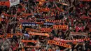 Suporter tim Macan Kemayoran membentangkan syal saat menyaksikan laga Persija melawan Semen Padang di Torabika Soccer Championship presented by IM3 Ooredoo di Stadion GBK, Jakarta, Minggu (8/5/2016). Persija unggul 1-0. (Liputan6.com/Helmi Fithriansyah)