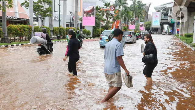 Banjir di Kawasan Kelapa Gading Jakarta Mulai Surut