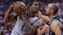 Pebasket Houston Rockets, Trevor Ariza, berusaha melewati pebasket San Antonio Spurs, Manu Ginobili pada Gim 4 Semifinal Wilayah Barat di Stadion AT&T Center, Minggu (7/5/2017). Houston Rockets menang 125-104. (AFP/Ronald Martinez).