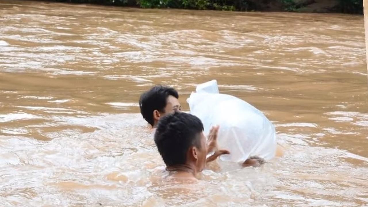 Siswa di Vietnam Seberangi Sungai dalam Kantong Plastik untuk Bersekolah