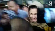 Istri Setya Novanto meninggalkan gedung KPK setelah diperiksa selama 6 jam sebagai saksi kasus korupsi KTP elektronik