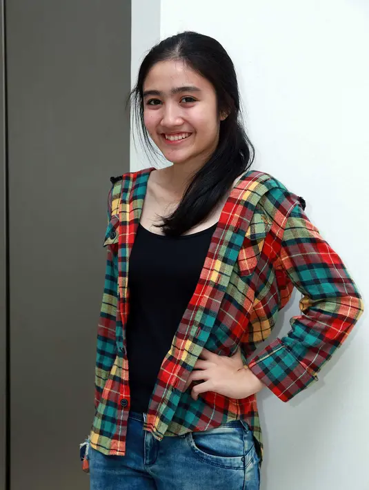 Febby ‘Blink’ memerankan Rejeki di sinetron ‘High School Love Story’, ia dan tiga kawannya begitu antusias saat pertama kali menjadi siswi SMA di Archipelago Highschool yang merupakan SMA bergengsi di Jakarta. (Deki Prayoga/Bintang.com)