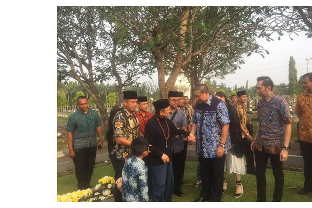 Momen Haru Pertemuan Habibie dan SBY Saat Ziarah di Makam Istri