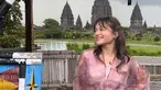 Amel Carla tampil anggun dalam balutan kebaya modern berwarna pastel. Latar belakang Candi Prambanan menambah kesan dramatis pada foto tersebut. Rambutnya dibiarkan terurai dengan gaya wavy natural, dipadukan dengan riasan natural. (Liputan6.com/IG/@amelcarla)